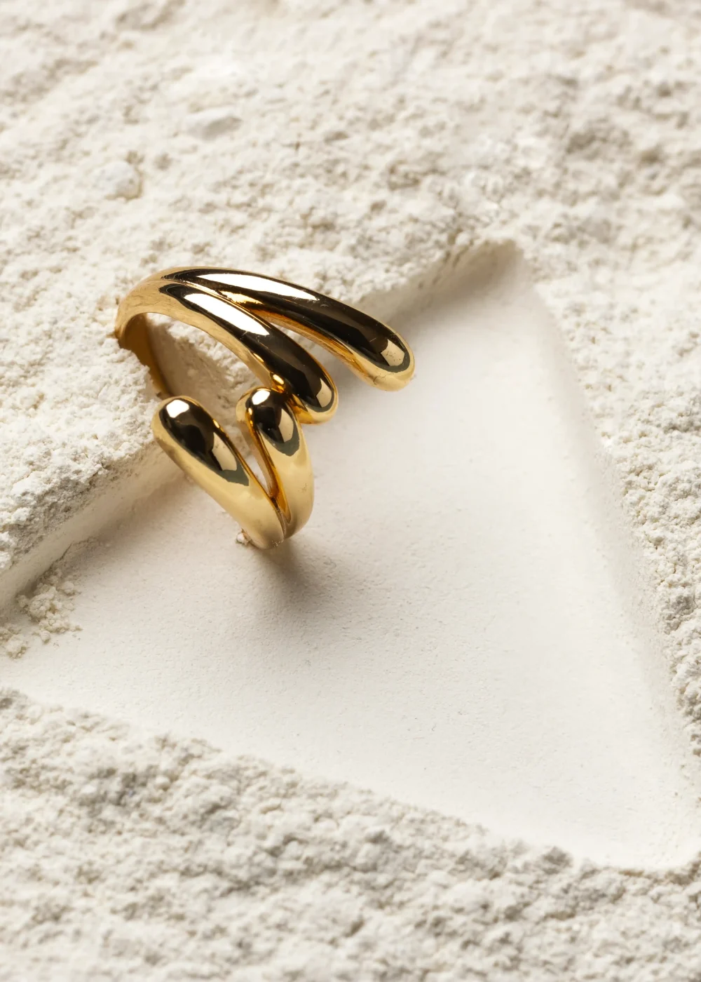 anillo de oro caro con fondo de polvo blanco 8 11zon 11zon