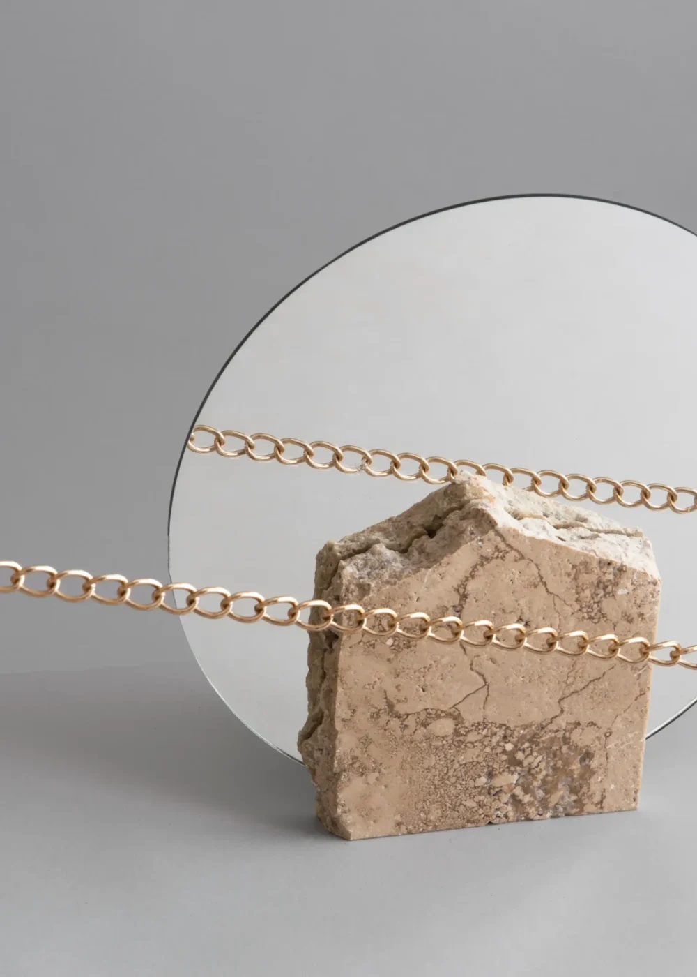 presentacion de joyeria de cadena de oro abstracto (1) 3 11zon 11zon