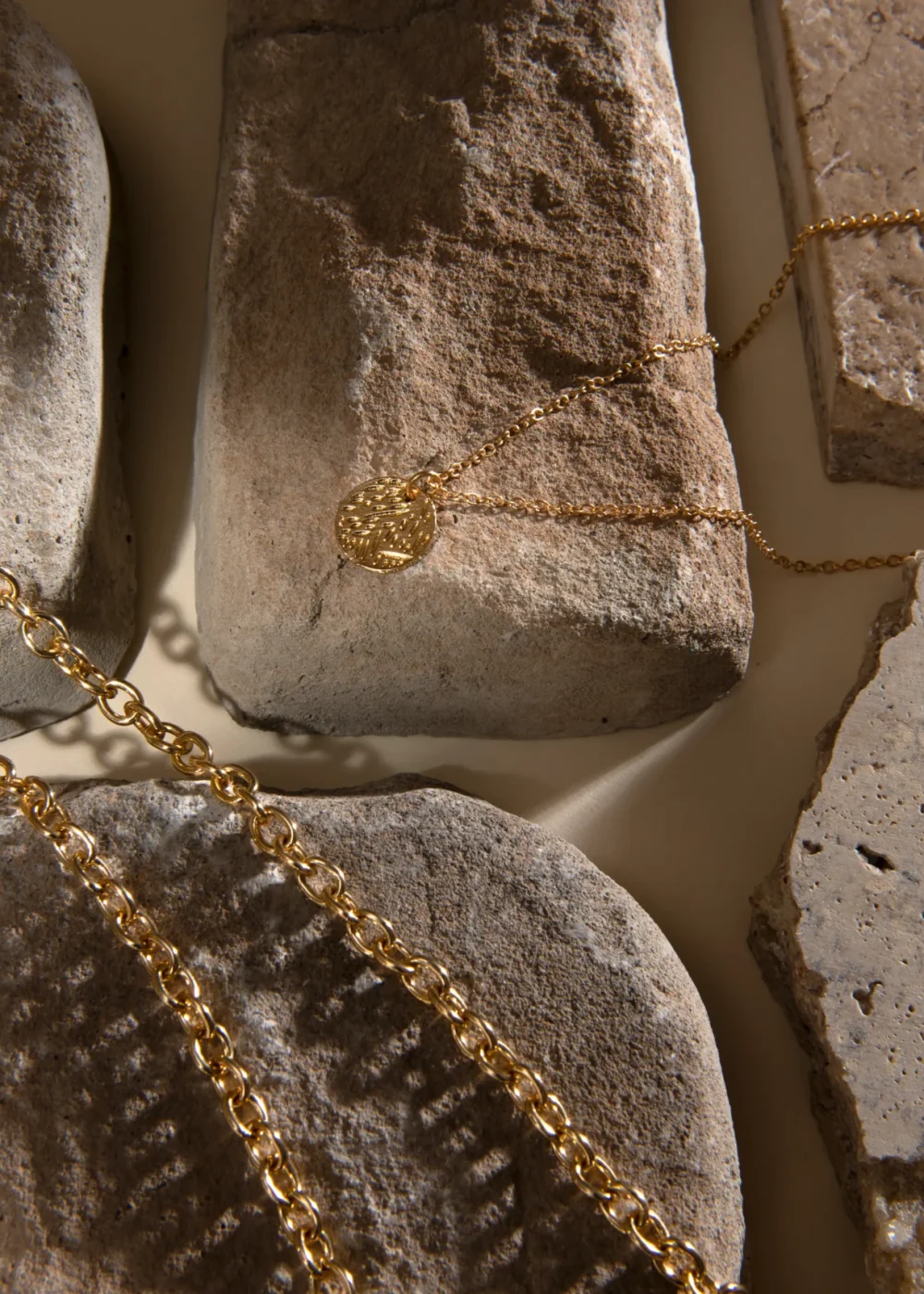 presentacion de joyeria de cadena de oro abstracto 11zon